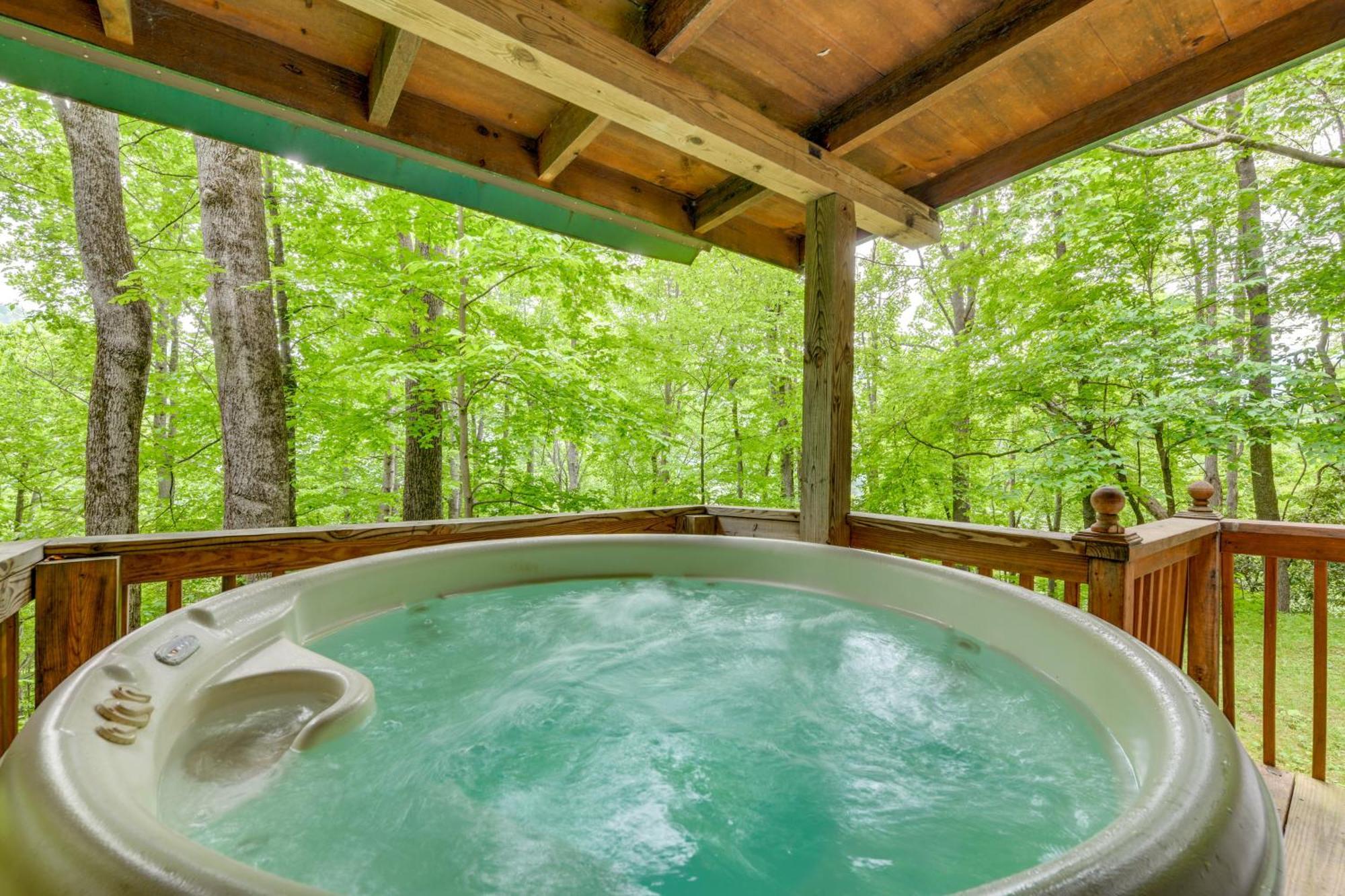 Serene Maggie Valley Retreat With Deck And Hot Tub! Exteriér fotografie